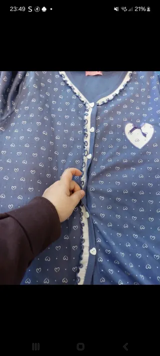 Pigiama a cuori viola e bianchi