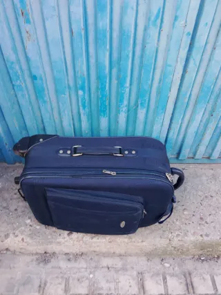 Maleta pequeña azul con ruedas