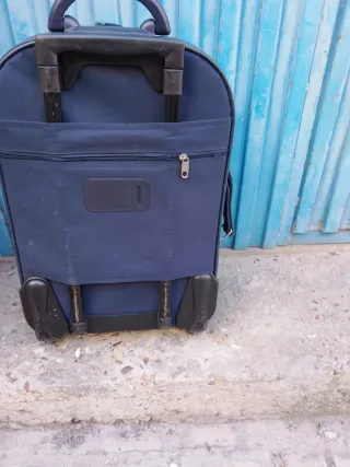 Maleta pequeña azul con ruedas