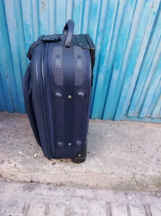 Maleta pequeña azul con ruedas