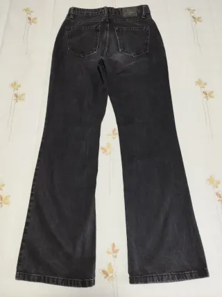 Pantalón vaquero flare negro.