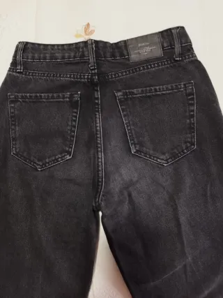 Pantalón vaquero flare negro.