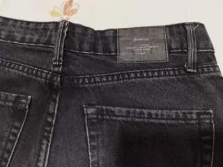 Pantalón vaquero flare negro.