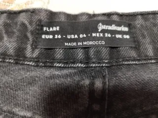Pantalón vaquero flare negro.