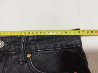 Pantalón vaquero flare negro.