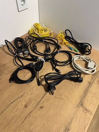 Cables varios: VGA, HDMI, Ethernet