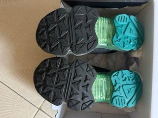 Zapatillas deportivas negras y turquesa