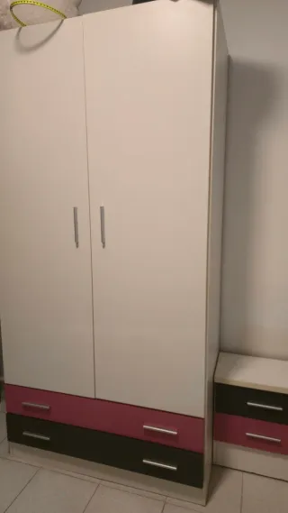 Armario blanco y rosa, mesita de noche y cabecero