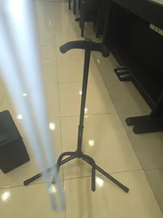 Guitarra eléctrica Cort  color negro, amplificador