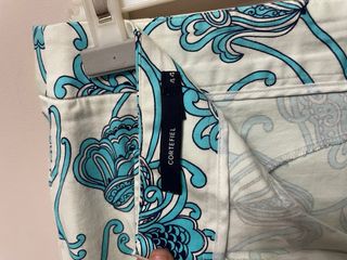 Falda estampada floral azul y blanco