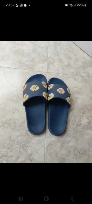 Ciabatte blu con margherite