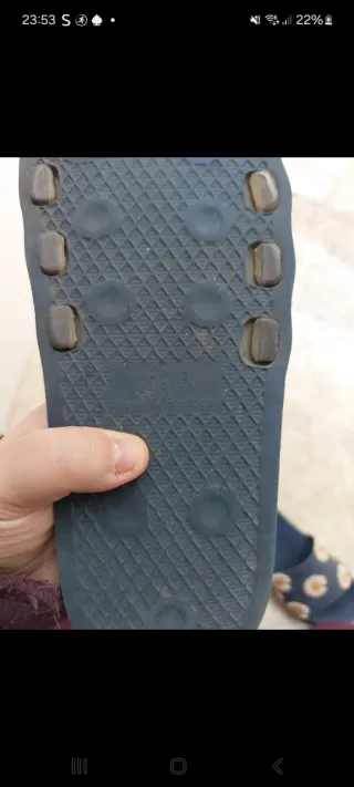 Ciabatte blu con margherite