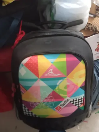 Mochila trolley roller escolar con diseño geométri