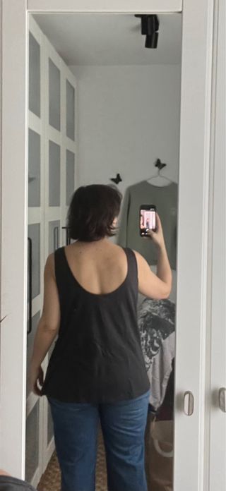 Camiseta con pedrería multicolor