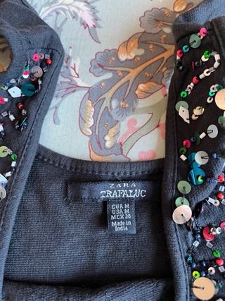 Camiseta con pedrería multicolor