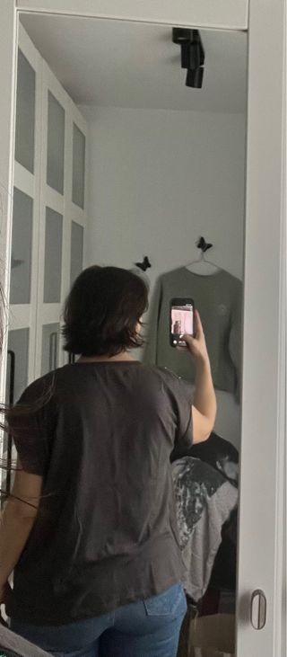 Camiseta con pedrería multicolor