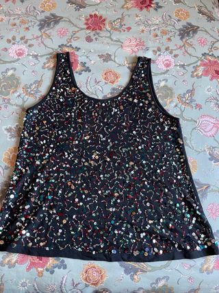 Camiseta con pedrería multicolor