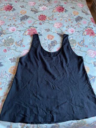 Camiseta con pedrería multicolor