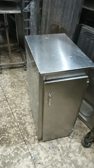 Mesa estrecha acero inoxidable con puerta