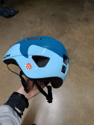 Casco infantil azul tiburón