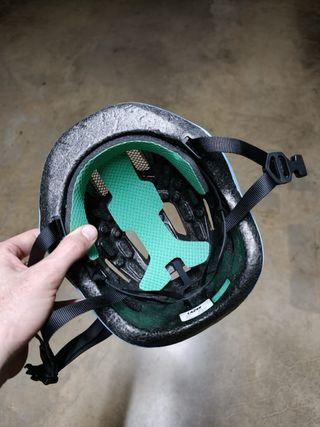 Casco infantil azul tiburón