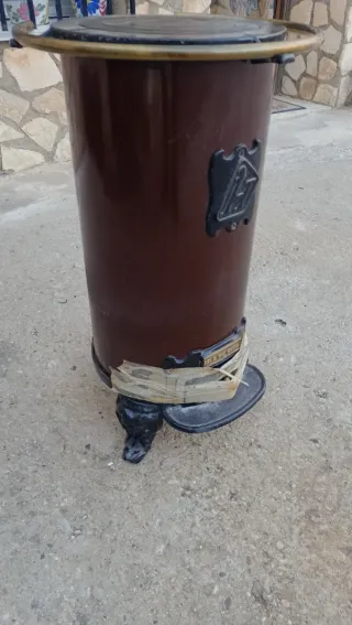 Estufa de leña Hergom negra y marrón