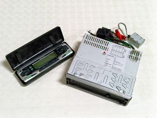 Autorádio digital vintage com leitor de cassetes