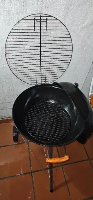 Barbacoa de carbón negra con tapa  parrilla 55cm.