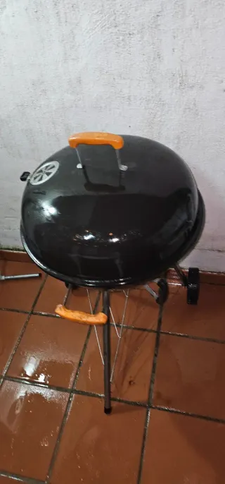 Barbacoa de carbón negra con tapa  parrilla 55cm.