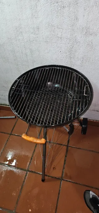 Barbacoa de carbón negra con tapa  parrilla 55cm.