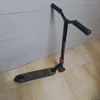 Patinete Oxelo Negro y Rojo