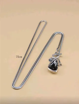 Pulsera y colgante plateado y negro