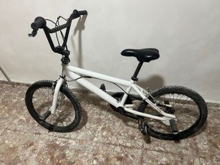 Bicicleta BMX blanca