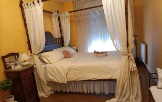 Cama con dosel de madera maciza