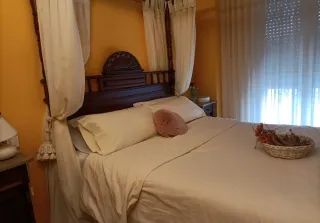 Cama con dosel de madera maciza