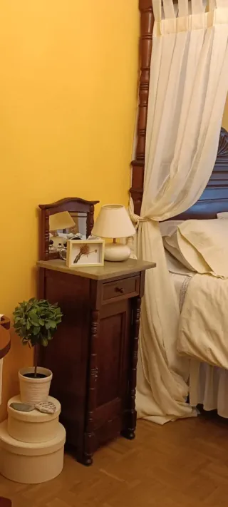 Cama con dosel de madera maciza