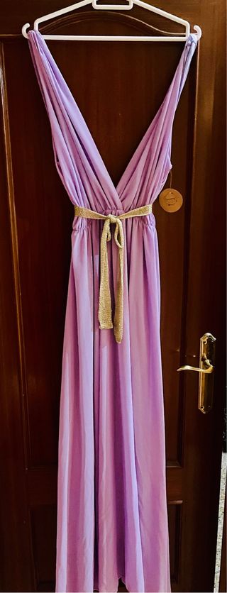 Vestido largo lila con cinturón dorado