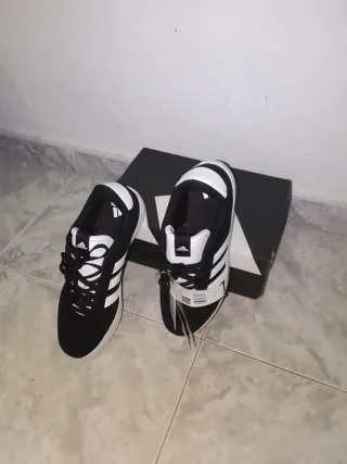Zapatillas Adidas Negras y Blancas
