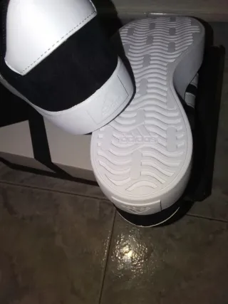 Zapatillas Adidas Negras y Blancas