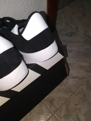 Zapatillas Adidas Negras y Blancas