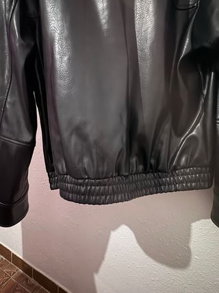 Cazadora Zara efecto piel negra