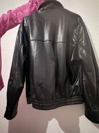 Cazadora Zara efecto piel negra