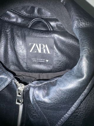 Cazadora Zara efecto piel negra
