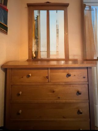 Cómoda de madera con espejo