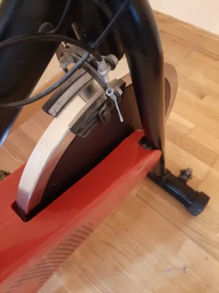 Bicicleta de Spinning Roja y Negra.