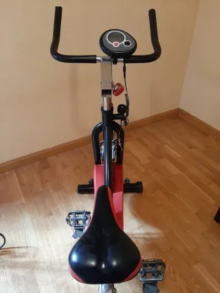 Bicicleta de Spinning Roja y Negra.
