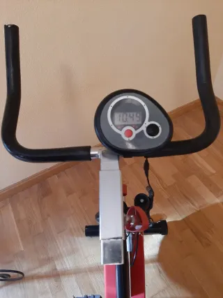 Bicicleta de Spinning Roja y Negra.