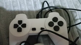 Mandos de videojuegos blancos con cable