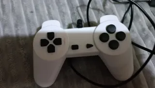 Mandos de videojuegos blancos con cable