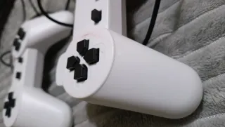 Mandos de videojuegos blancos con cable